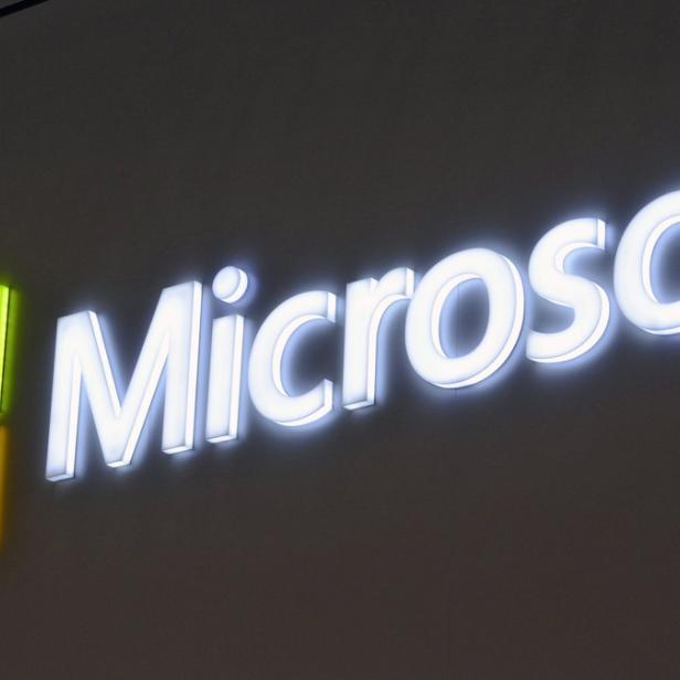 Das beleuchtete Microsoft-Logo an einer Wand.