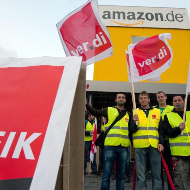 epa03699439 Employees of online retailer Amazon take part in a strike in Bad Hersfeld, Germany, 14 May 2013. Workers employed by the US internet retailer in Germany launched a strike as part of a campaign for better pay and benefits. EPA/UWE ZUCCHI