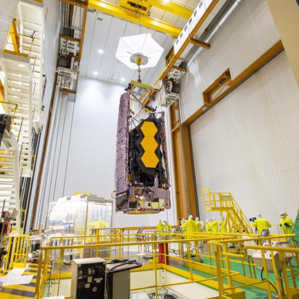 Das James-Webb-Weltraumteleskop wird in einer Reinraumumgebung getestet.