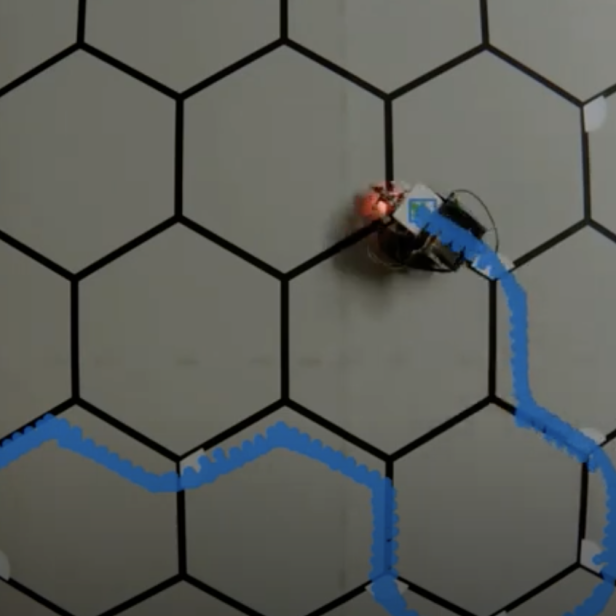 Ein kleiner Roboter fährt auf einer sechseckigen Bahn, Schritt 13.