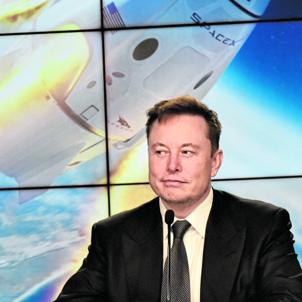 FILE PHOTO: SpaceX founder and chief engineer Elon Musk attends a news conference at the Kennedy Space Center