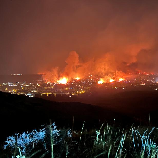 Wind-driven Colorado grass fire destroys hundreds of homes, displaces thousands