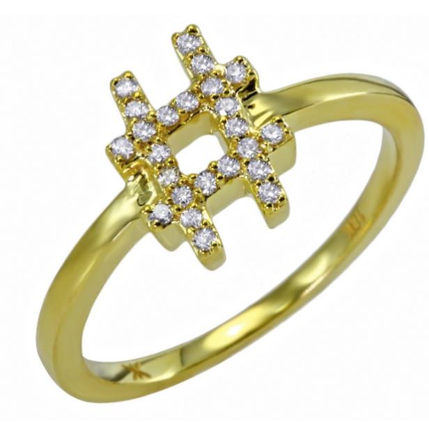 Ein goldener Ring mit einem Hashtag-Symbol, besetzt mit kleinen Diamanten.