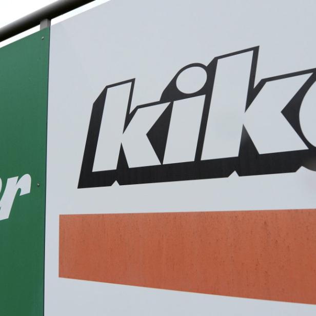 Ein Schild mit den Logos von Kika und Leiner.