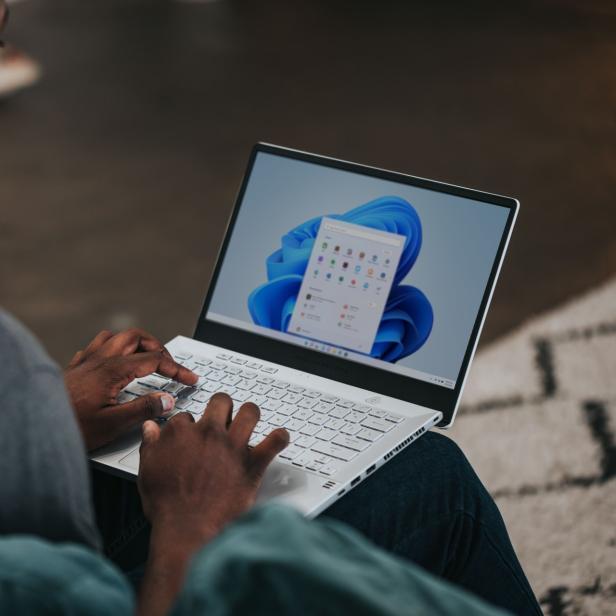 Ein Mann benutzt einen Laptop mit Windows-Betriebssystem.