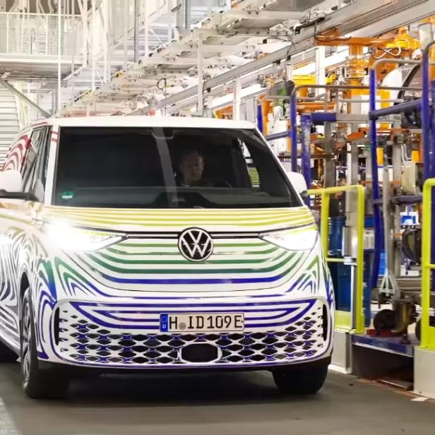 Getarnte VW I.D. Buzz in einer Produktionshalle