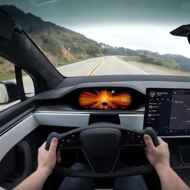 Fahrersicht im Tesla Model X Plaid bei Start aus dem Stand