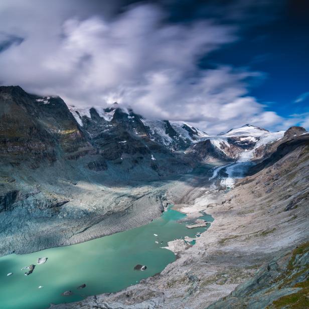 Ein Gletscher mit Lagune und Pasterze in den österreichischen Bergen, der die Auswirkungen des Klimawandels zeigt.