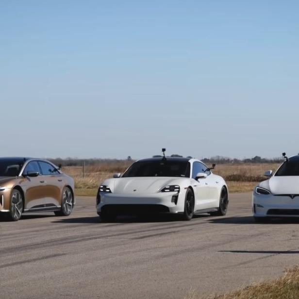 Drei E-Autos auf Startlinie einer Rennstrecke