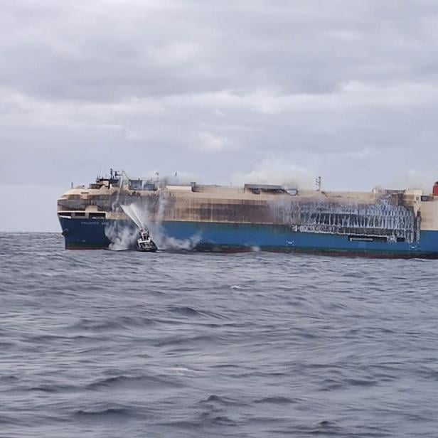 Ship Felicity Ace burns more than 100 km from the Azores island