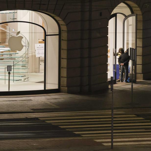 Hostage situation in Apple Store in Amsterdam over