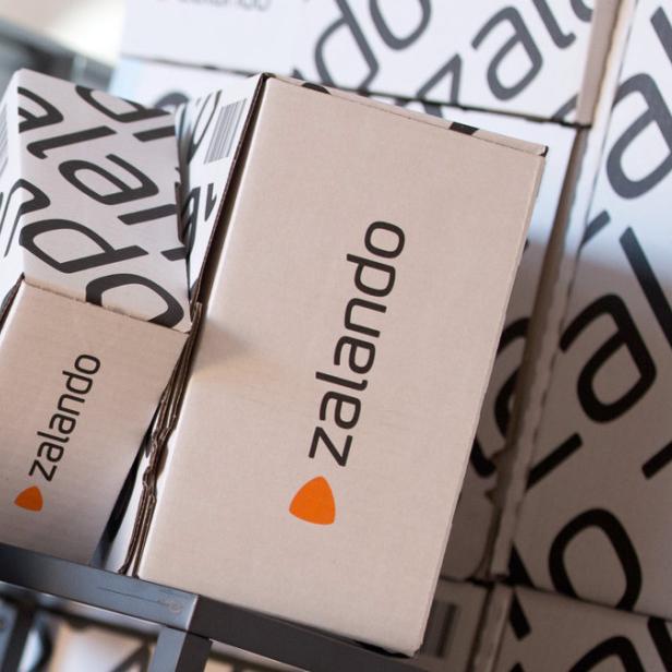Mehrere Zalando-Pakete stehen auf einem Regal.