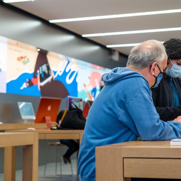 US-APPLE-STORE-EMPLOYEES-AT-SOME-LOCATIONS-BEGIN-TO-ORGANIZE-UNI