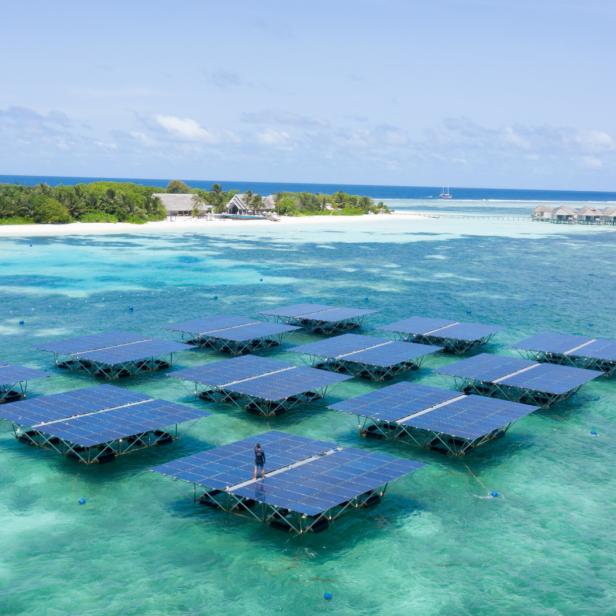 Schwimmende PV-Anlage von Swimsol in einer Malediven-Lagune