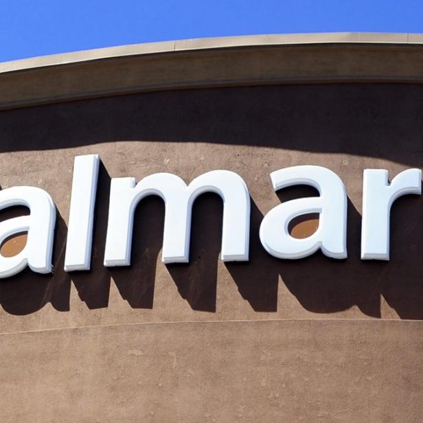 Das Walmart-Logo an der Fassade eines Geschäftsgebäudes.