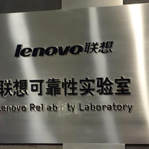 Ein Schild mit der Aufschrift „Lenovo Reliability Laboratory“ in verschiedenen Sprachen.