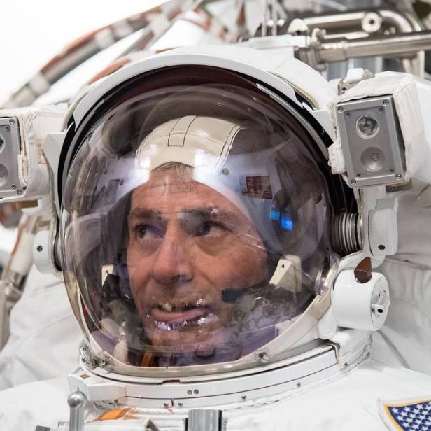 Ein Astronaut mit einem weißen Raumanzug und Helm.