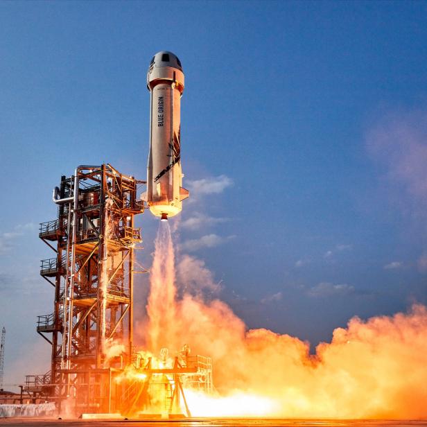 Eine Blue Origin Rakete startet mit einer großen Rauchwolke.