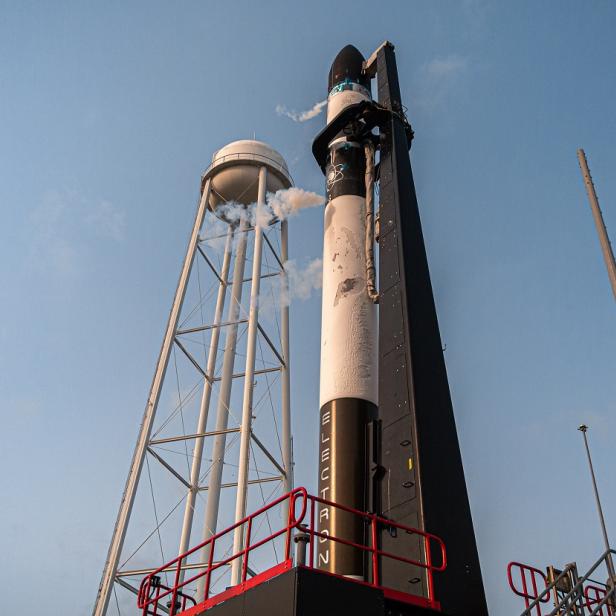 Die Trägerrakete Electron von Rocket Lab USA steht auf der Startrampe.