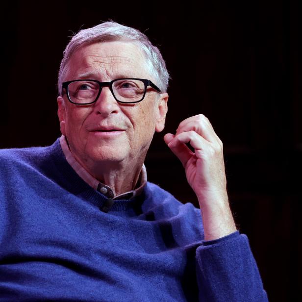 Bill Gates ist wieder einmal Gegenstand von Verschwörungstheorien. Diesmal soll er Zielscheibe einer Brandstiftung gewesen sein.
