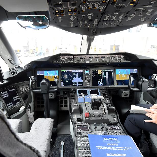 Cockpit einer Boeing 787