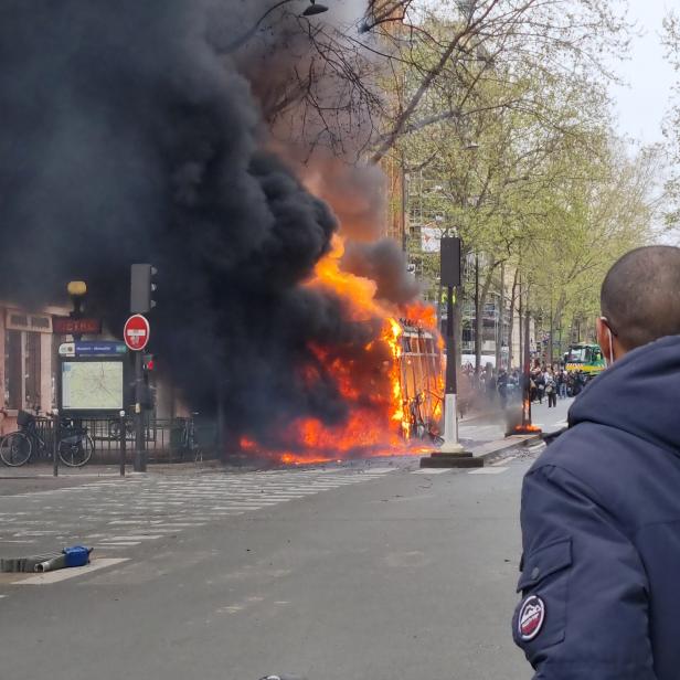 In Paris steht ein E-Bus steht in Flammen
