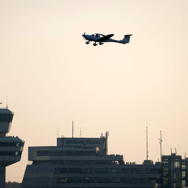 Symbolbild - Ein klein Flugzeug über dem Flughafen Berlin-Tegel