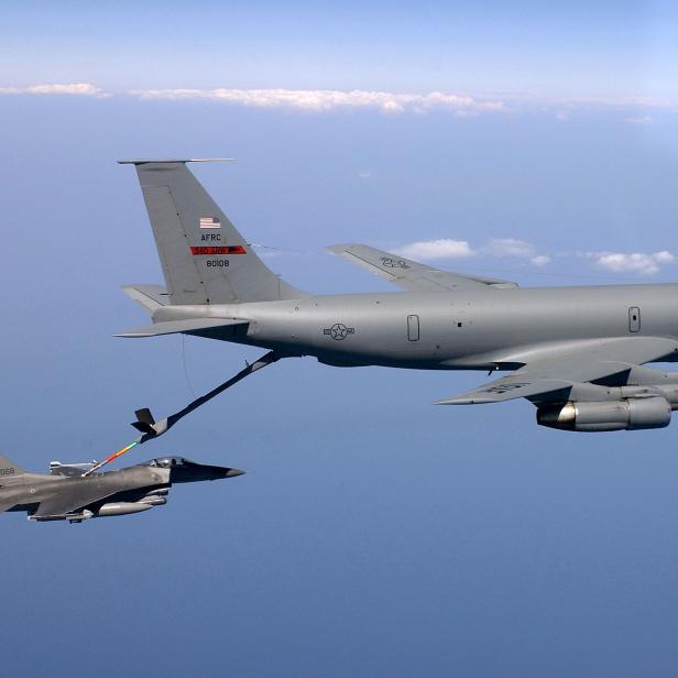 Eine Boeing KC-135E betankt eine F-16