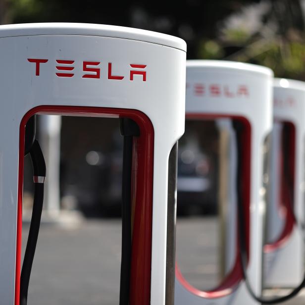 Eine Tesla Supercharger-Ladestation