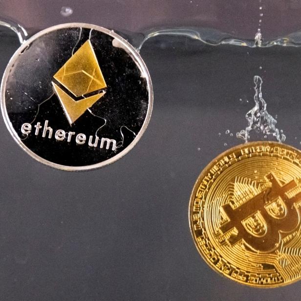 Ethereum und Bitcoin Münzen