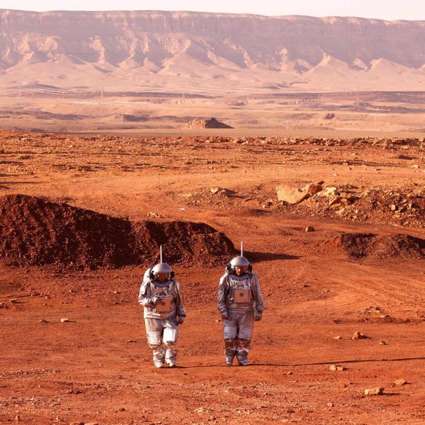 Zwei Analog-Astronauten stapfen durch Mars-ähnliche Landschaft