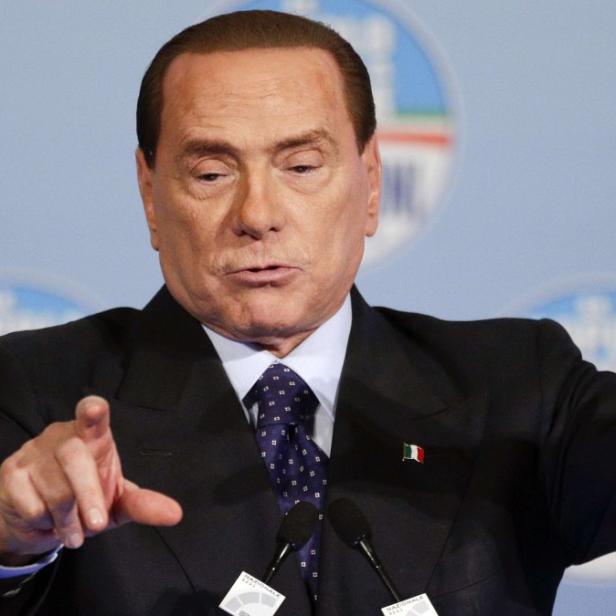 Silvio Berlusconi gestikuliert während einer Rede.