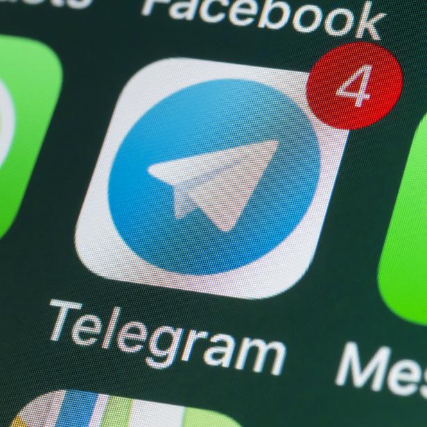 Telegram, Whatsapp, Messages and other phone Apps on iPhone screen