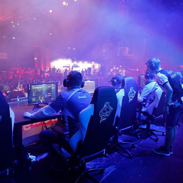 E-Sport-Spieler während eines League Austria Wettbewerbs auf der Bühne.