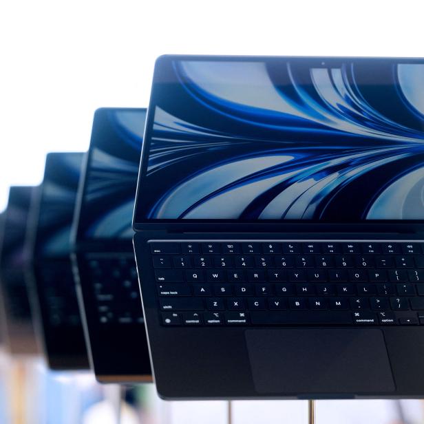 Mehrere Apple MacBooks stehen nebeneinander.