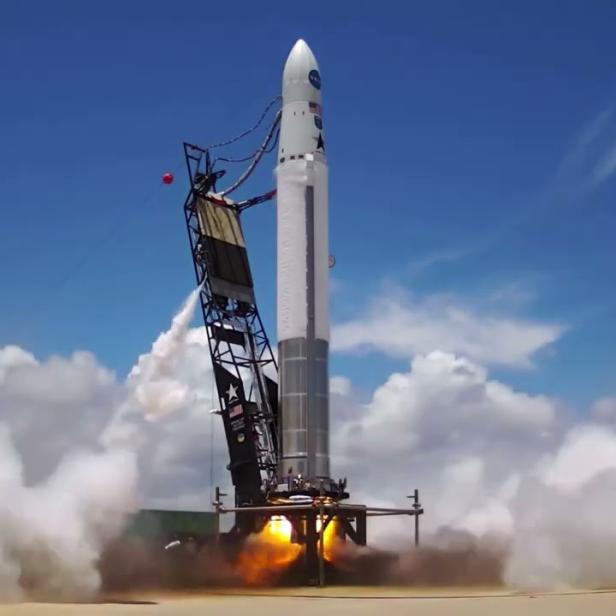 Eine Astra-Rakete startet mit einer Wolke aus Rauch und Flammen.