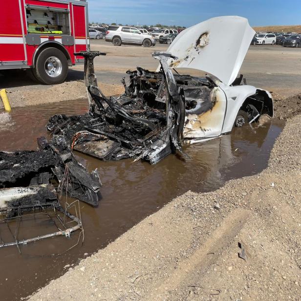 Das ausgebrannte Tesla Model S im Wasserbad