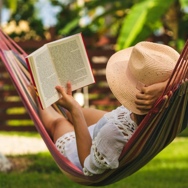 Für viele ist der Urlaub die beste Zeit zum Lesen (Symbolbild)