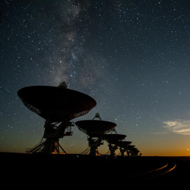 Mit dem Very Large Array in den USA wird nach Radiosignalen im All gesucht