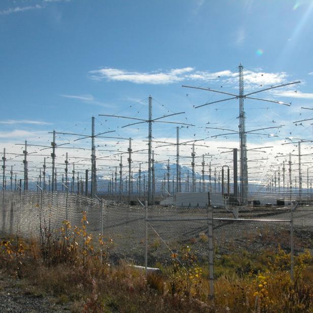 Sie glauben, HAARP sei eine Vorrichtung, mit der Erdbeben künstlich erzeugt werden können. Auch für Überschwemmungen oder Vulkanausbrüche soll das &quot;Geheimprojekt&quot; verantwortlich sein. Sogar die BBC verbreitete in den 1990ern entsprechende Berichte. Bild: Das Antennenfeld von HAARP