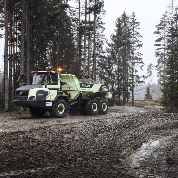 Volvos Knickgelenk-Kipper-Prototyp HX04 im Wald