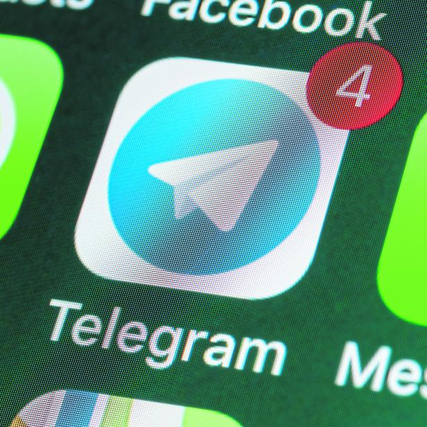 Telegram, Whatsapp, Messages and other phone Apps on iPhone screen