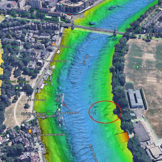 Thames 21 zeigt Anhäufung von Feuchttüchern in der Nähe der Hammersmith Bridge