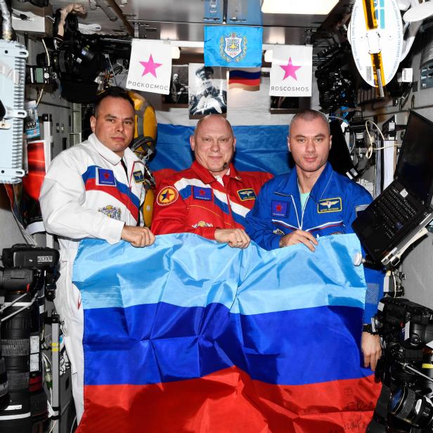 ISS-Kosmonauten mit der Flagge der selbsternannten "Volksrepublik Luhansk"