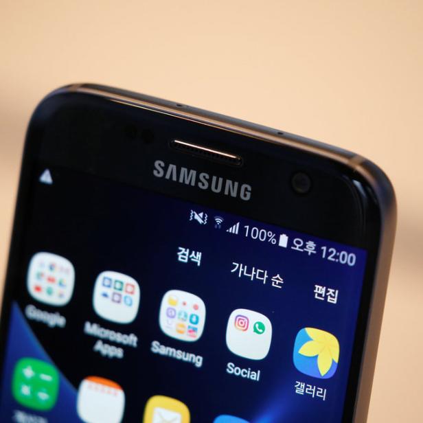 Nahaufnahme eines Samsung-Smartphones, das den Startbildschirm mit verschiedenen App-Symbolen zeigt.