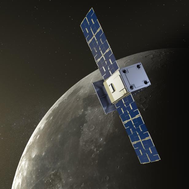 Ein Satellit umkreist den Mond vor einem Sternenhimmel.