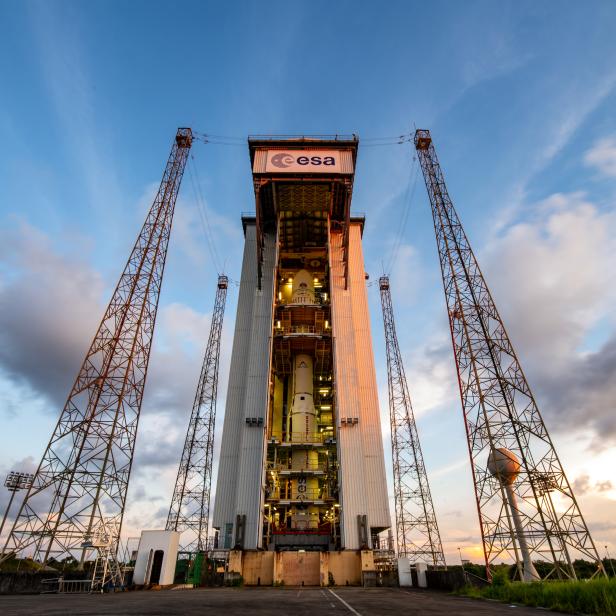 Eine europäische Trägerrakete steht auf einer Startrampe der ESA.