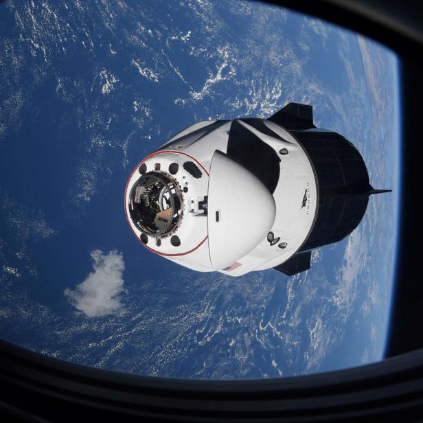 SpaceX Crew Dragon bei Annäherung an ISS