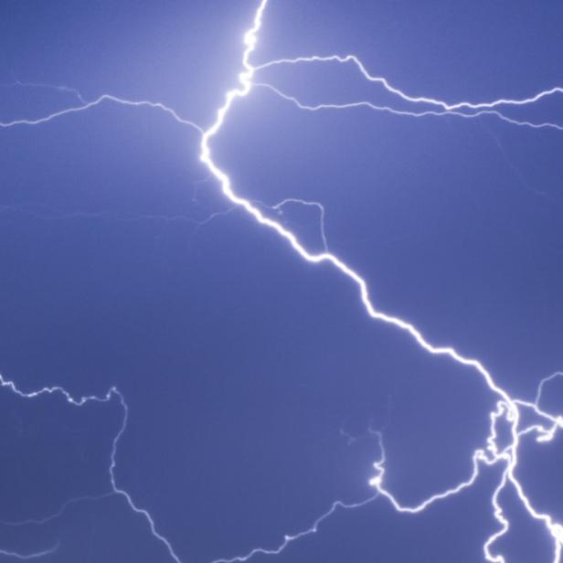 Ein Blitz durchzuckt am Donnerstag (21.06.2012) den nächtlichen Himmel über Frankfurt am Main. Er hinterlässt bei der Langzeitbelichtung ein bizarres Muster. Foto: Frank Rumpenhorst dpa/lhe +++(c) dpa - Bildfunk+++