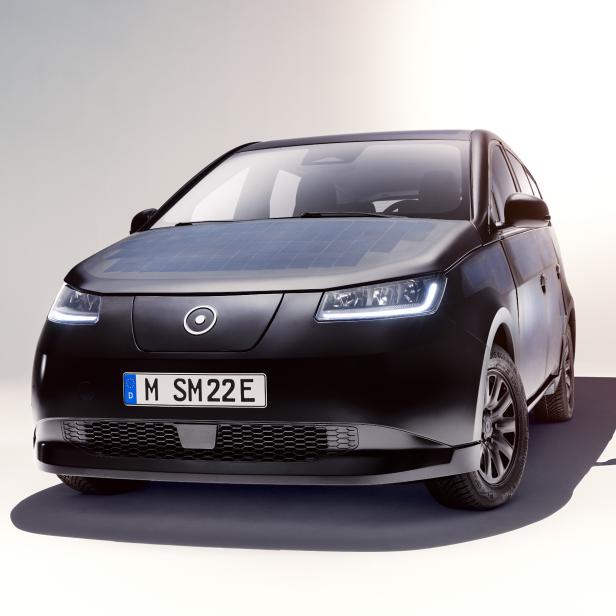 Der deutsche Autobauer stellt das finale Design seines E-Autos vor und präsentiert eine Solar-Lösung für Busse.